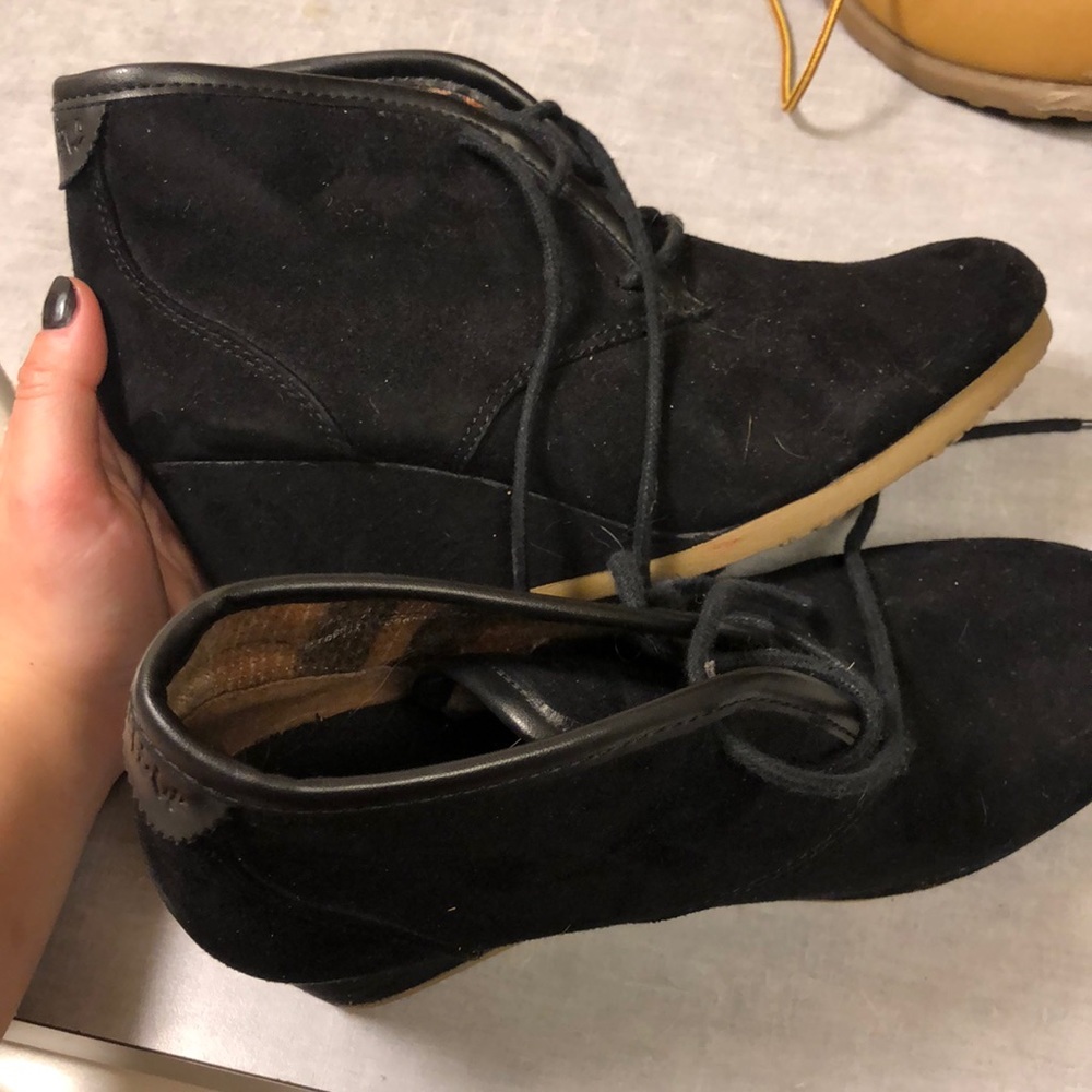 Black wedges